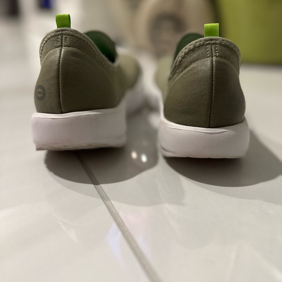 Comfort to the max!  OOFOS OOmg Eezee Low Shoe – Size 7 – Worn Twice! - Picture 4 of 10